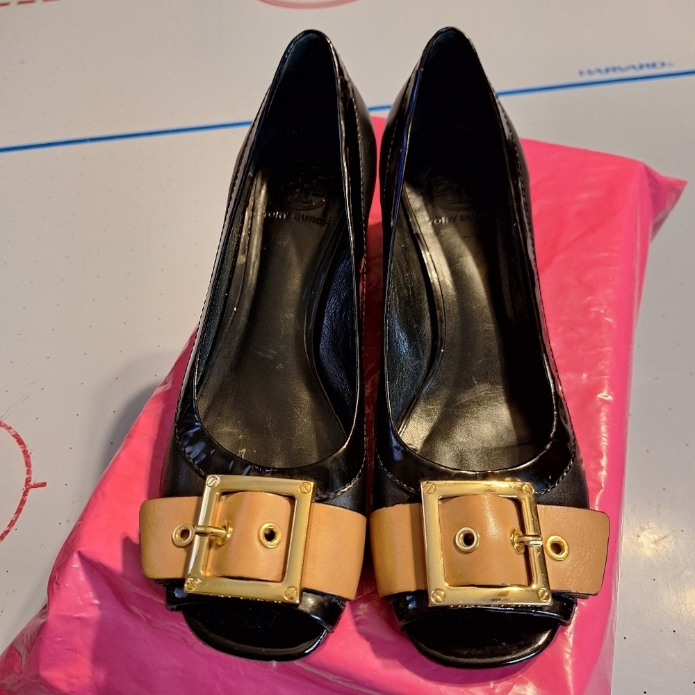 Tory Burch Black and Tan Pumps  women's shoes. Size 9 M